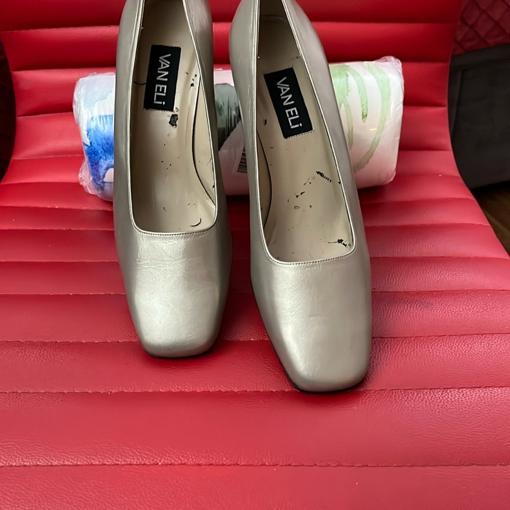 Vero Cuoio Silver Heels Elegant Square Toe Design